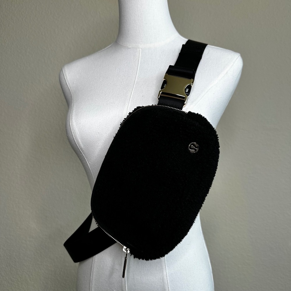Lululemon Everywhere Belt Bag Fleece Black Gold Hardware LU9B18S Sherpa Bag